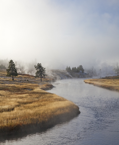 Fluss schlängelt sich durch die ländliche Landschaft, lizenzfreies Stockfoto