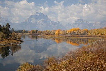 Berge und Himmel spiegeln sich im stillen Fluss - CAIF02070