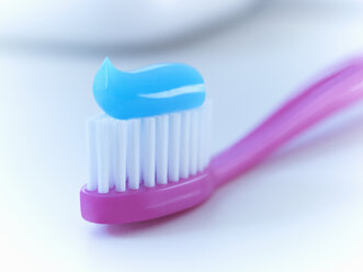 Nahaufnahme einer Zahnbürste mit Zahnpasta - CAIF02074