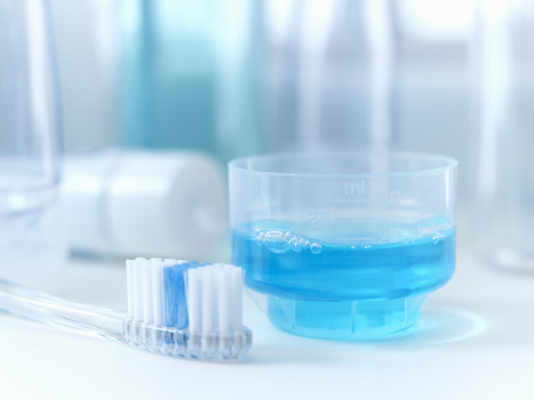 Nahaufnahme von Zahnbürste und Mundspülung, lizenzfreies Stockfoto
