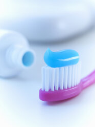 Nahaufnahme einer Zahnbürste mit Zahnpasta - CAIF02078