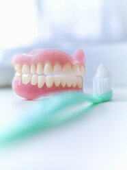 Nahaufnahme von Zahnersatz und Zahnbürste - CAIF02079