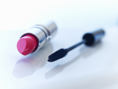 Nahaufnahme einer Tube mit Lippenstift und Wimperntusche, lizenzfreies Stockfoto