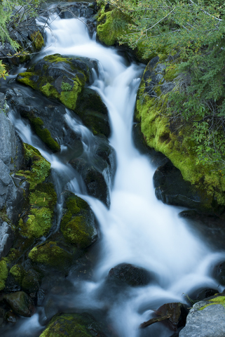 Fluss rauscht über felsige Hänge, lizenzfreies Stockfoto