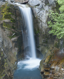 Wasserfall, der in ein stilles Becken mündet - CAIF02141