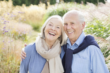 Älteres Paar umarmt sich im Freien - CAIF02178