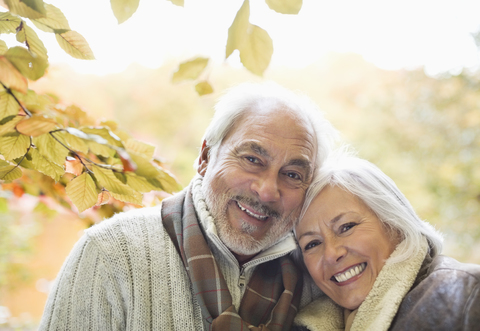 Älteres Paar lächelnd im Park, lizenzfreies Stockfoto