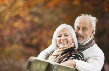 Älteres Paar sitzt auf einer Parkbank - CAIF02305