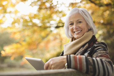 Ältere Frau benutzt Tablet-Computer im Freien - CAIF02308