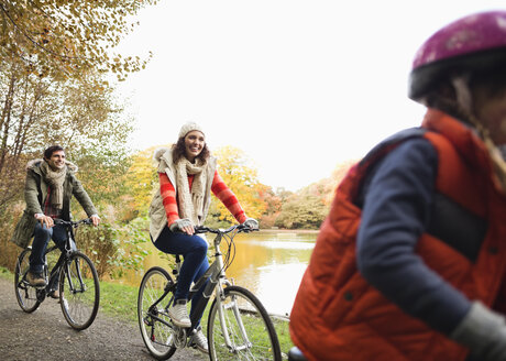 Familie fährt zusammen im Park Fahrrad - CAIF02310