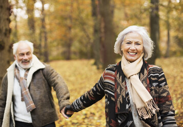 Älteres Paar geht zusammen im Park spazieren - CAIF02315