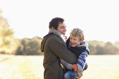 Vater und Sohn spielen im Freien, lizenzfreies Stockfoto