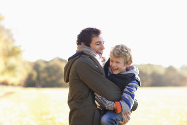 Vater und Sohn spielen im Freien - CAIF02317