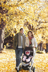 Familie geht gemeinsam im Park spazieren - CAIF02325