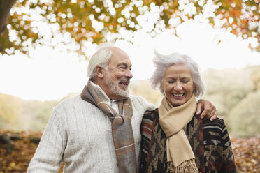 Älteres Paar geht zusammen im Park spazieren - CAIF02331
