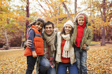 Gemeinsam lächelnde Familie im Park - CAIF02334