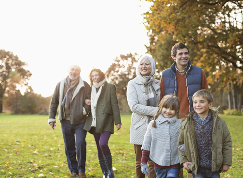 Familie geht gemeinsam im Park spazieren, lizenzfreies Stockfoto