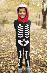 Junge im Skelettkostüm im Park - CAIF02353