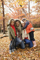 Gemeinsam lächelnde Familie im Park - CAIF02362