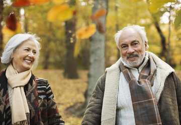 Älteres Paar geht im Park spazieren - CAIF02372