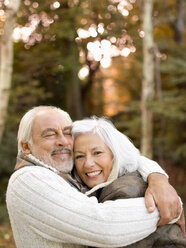 Älteres Paar umarmt sich im Park - CAIF02384
