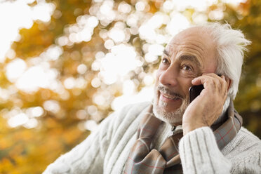 Älterer Mann, der im Park mit seinem Handy telefoniert - CAIF02388