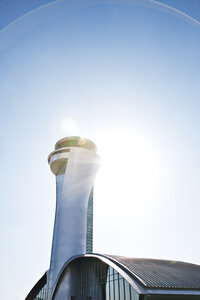 Luftverkehrskontrollturm und blauer Himmel - CAIF02398