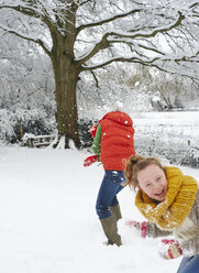 Mutter und Tochter spielen im Schnee - CAIF02440