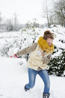 Mädchen spielt im Schnee - CAIF02445