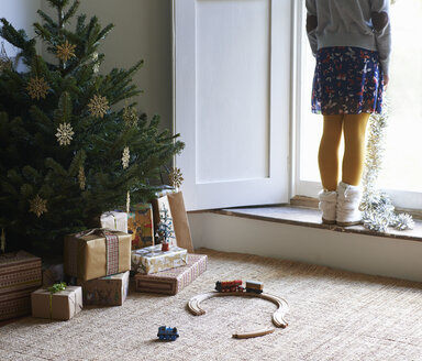 Girl with Christmas tree and gifts - CAIF02457