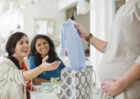 Schwangere Frau mit Babyparty, lizenzfreies Stockfoto