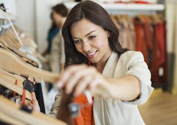 Frau beim Einkaufen in einem Bekleidungsgeschäft - CAIF02473