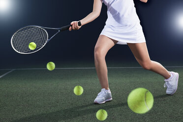 Mehrfachbelichtung eines Tennisspielers, der den Ball auf dem Platz schlägt - CAIF02515