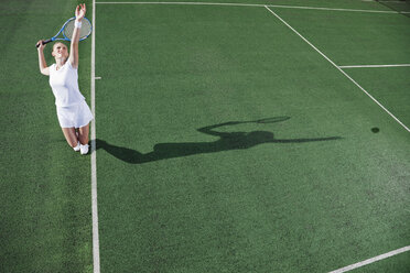 Tennisspieler serviert Ball auf dem Platz - CAIF02517