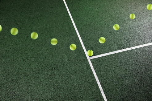 Mehrfachbelichtung eines Tennisballs, der auf dem Platz aufspringt - CAIF02521