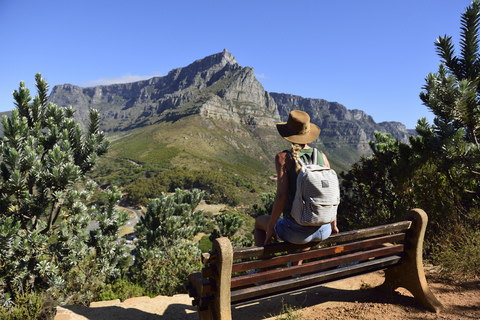 Südafrika, Kapstadt, Frau auf Bank sitzend bei Wanderung zum Lion's Head, lizenzfreies Stockfoto