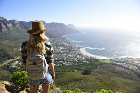 Südafrika, Kapstadt, Frau stehend mit Blick auf die Küste beim Wanderausflug zum Lion's Head - ECPF00223