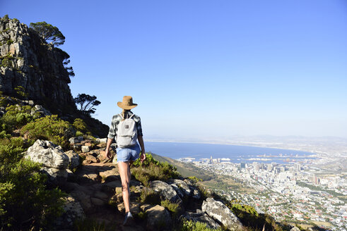 Südafrika, Kapstadt, Frau auf Wandertour zum Lion's Head - ECPF00224