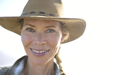 Porträt einer lächelnden Frau, die einen Hut trägt - ECPF00227