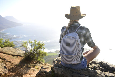 Südafrika, Kapstadt, Frau auf Felsen sitzend bei Wanderung zum Lion's Head - ECPF00228