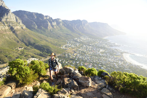 Südafrika, Kapstadt, Frau auf Wandertour zum Lion's Head - ECPF00230