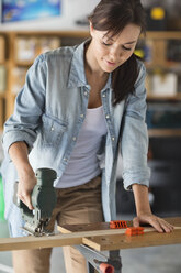 Frau bei der Arbeit in der Werkstatt - CAIF02546