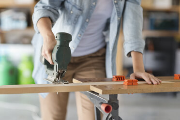 Frau bei der Arbeit in der Werkstatt - CAIF02561