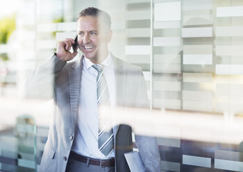 Geschäftsmann, der mit einem Handy telefoniert - CAIF02600