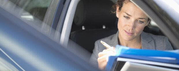 Geschäftsfrau arbeitet im Auto - CAIF02636