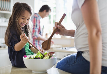 Mutter und Tochter schwenken gemeinsam den Salat - CAIF02691