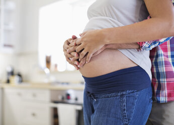 Mann hält den Bauch seiner schwangeren Freundin - CAIF02692