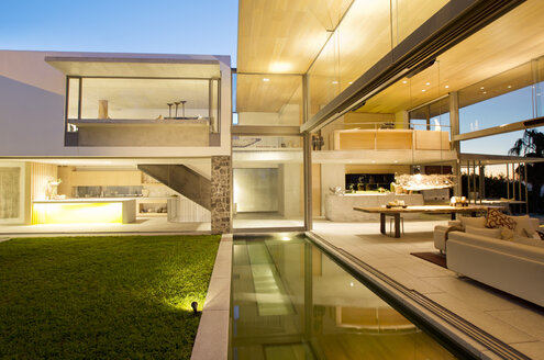 Schwimmbad und Innenhof eines modernen Hauses - CAIF02735
