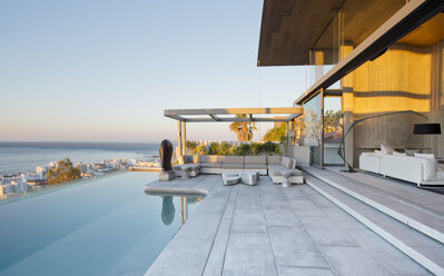 Infinity-Pool und Innenhof eines modernen Hauses - CAIF02743