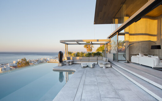 Infinity-Pool und Innenhof eines modernen Hauses - CAIF02743